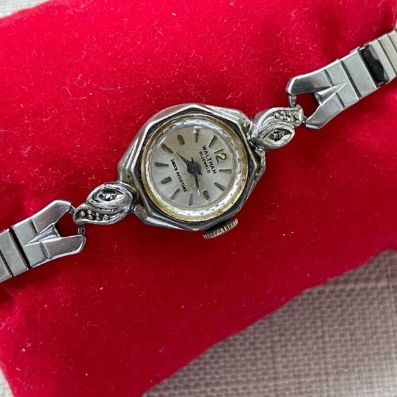 Vintage Waltham Ladies Wristwatch Handwinding Shock Resistance Quartz Watch - Picture 9 of 11